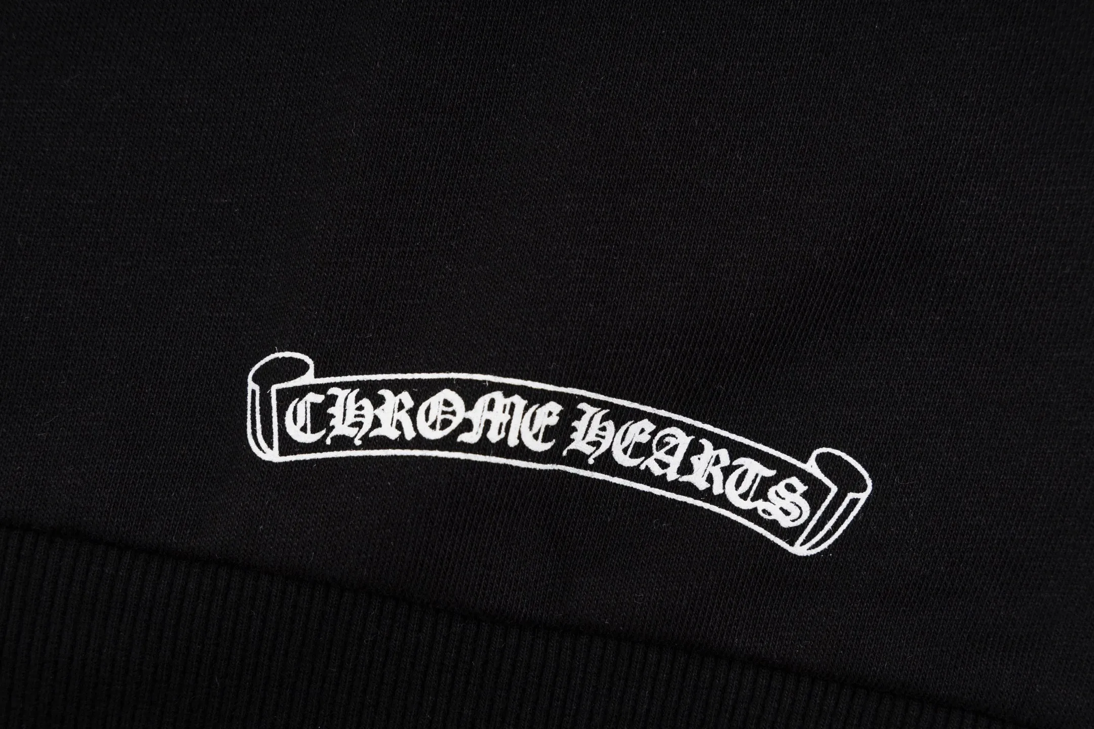 🅿️520 [Exclusive supply] CH Crow Heart Horseshoe Unicorn Arm Hooded Jacket (Black) The original version was purchased and developed for 15,999. The fabric is made of 420g double-ply double yarn pure cotton terry fabric. The texture is thick and soft, comfortable and stylish to wear. The fabric has been specially treated to have good breathability and warmth, making it suitable for all seasons. The jacket adopts the imported machine white ink direct injection process, showing exquisite printing in multiple parts, including the iconic horseshoes, unicorn arms and Sanskrit patterns, and the details are processed to perfection. The whole product is produced on the assembly line of a large factory, with exquisite workmanship and fine and neat stitching. The version is designed in a loose oversize style and can be worn by both men and women, making it an ideal choice for couples. The zipper closure makes it easy to put on and take off, and the hooded style adds a casual feel. This jacket has been strictly controlled from fabric selection to production process, making it extremely valuable for both daily wear and collection. Size:S-M-L